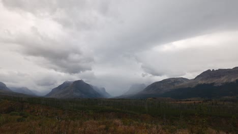 Schöne-Wolken-Von-Der-Ostseite-Des-Gletscher-Nationalparks-Mit-Nebel-Und-Regen,-Die-Die-Berge-Bedecken