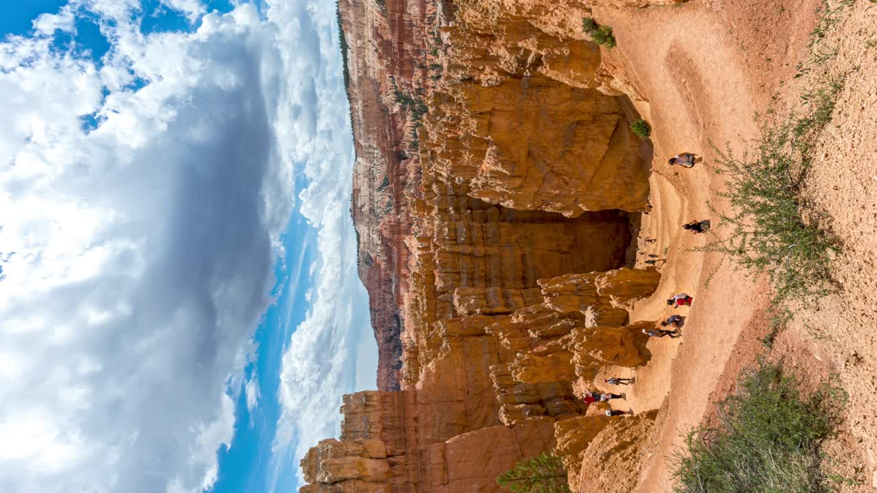 Inquadratura verticale di turisti che camminano lungo il Sentiero Navajo Loop nel Parco Nazionale del Bryce Canyon, Utah