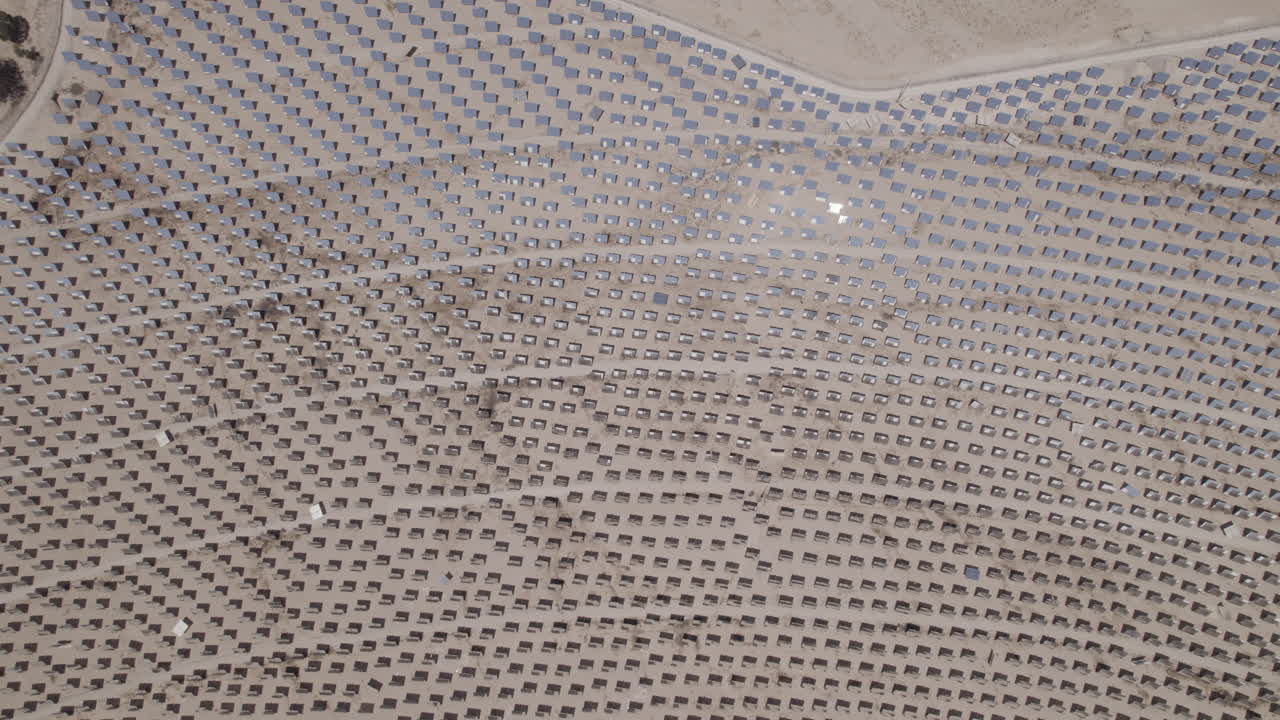 toma aérea de cientos de espejos en una estación de energía solar en la arena del desierto de israel-dron-1