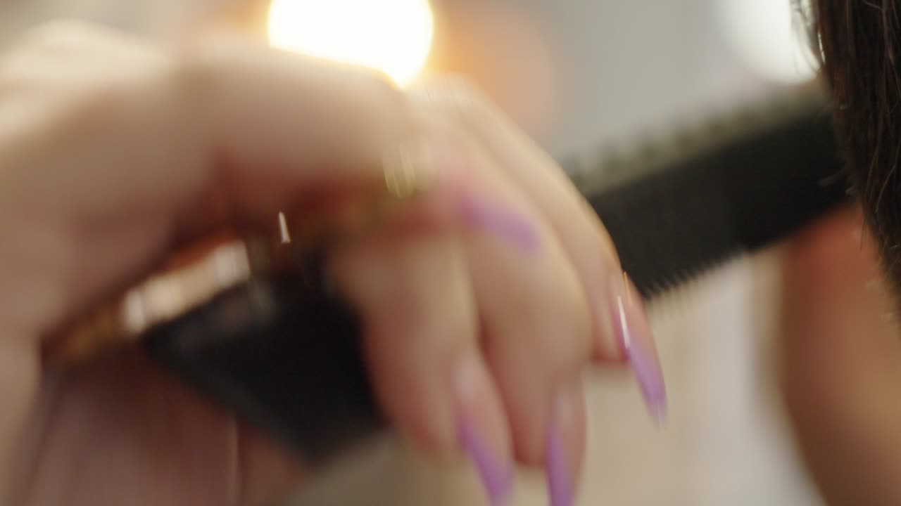 un hombre se corta el cabello con tijeras doradas por un peluquero en una peluquería