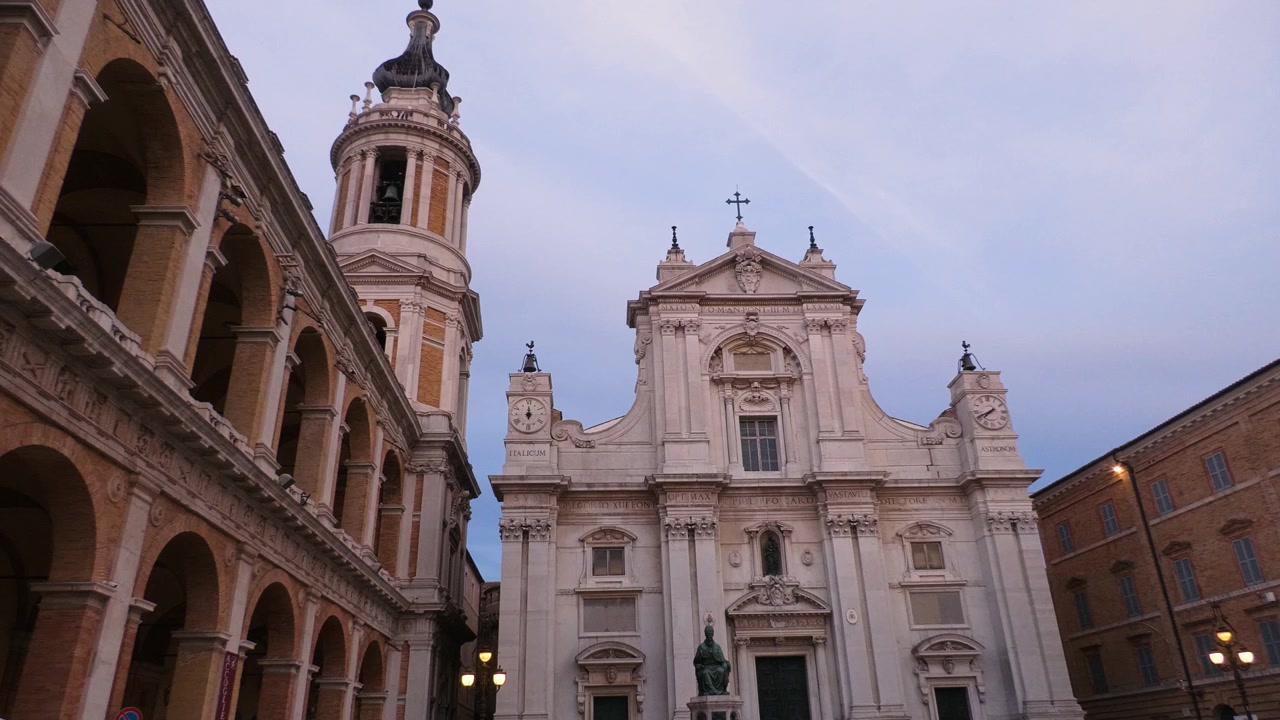 Piazza della Madonna e il Santuario della Santa Casa di Loreto in Italia
