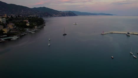 Yates-Al-Atardecer-En-La-Exótica-Laguna-De-Portofino,-Italia---Antena