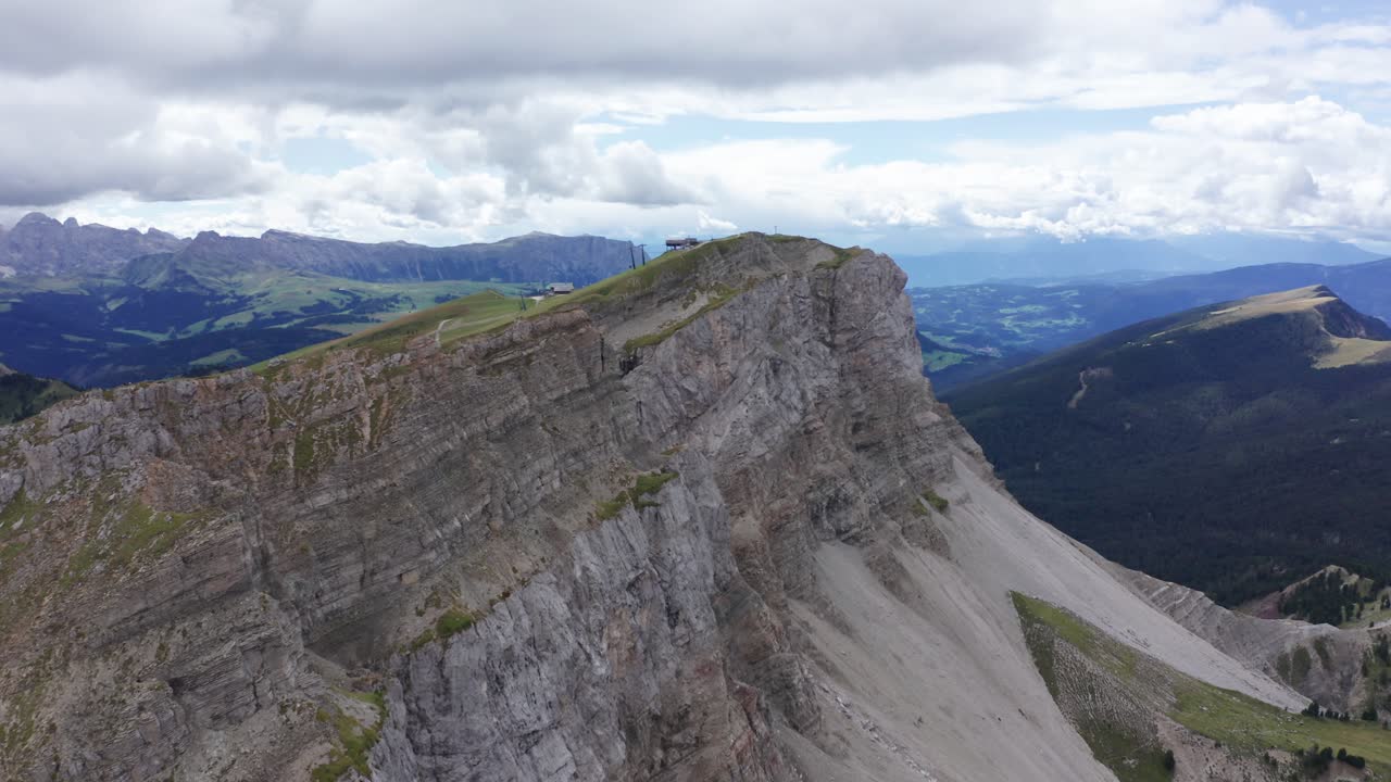 심하게 풍화 된 seceda ridgeline, dolomites, italy의 공중 접근 샷