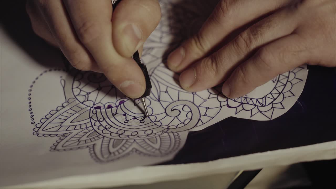 artista del tatuaje trabajando en una plantilla