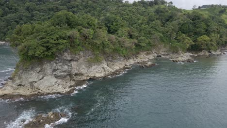 Escarpada-Costa-Selvática-De-Playa-La-Vaca-Cerca-De-La-Ciudad-Costera-De-Quepos,-Costa-Rica