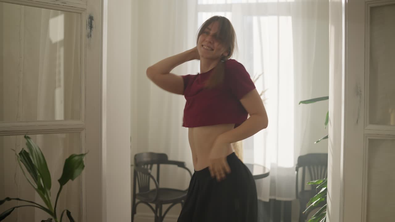 거실에서 춤을 추는 여자