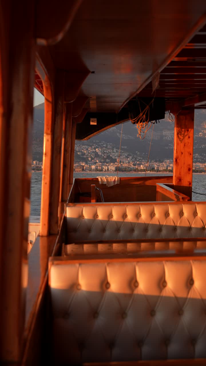 crucero al atardecer en un barco de madera