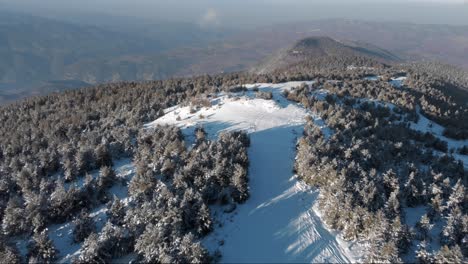 Luftaufnahme-Eines-Skipistenresorts,-Das-Bei-Sonnenuntergang-Menschenleer-Ist