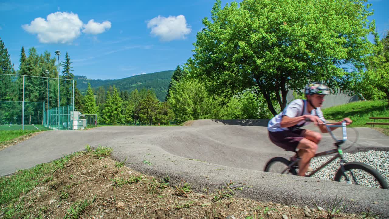 젊은 사람들은 산악 자전거 조종을 위해 트랙에서 즐거운 시간을 보냅니다.