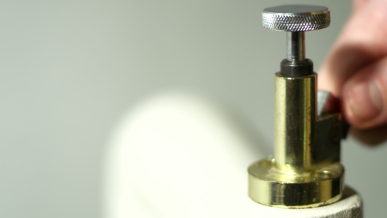 prensa de ajuste de artesano. cerrar el hombre mano girando el tornillo de ajuste