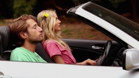 pareja en un coche cómodo