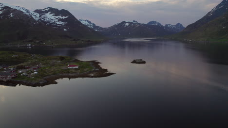 Austnesfjorden-Al-Atardecer:-Espectaculares-Montañas-Con-Picos-Blancos