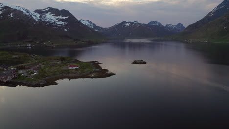austnesfjorden al anochecer: montañas dramáticas con picos blancos