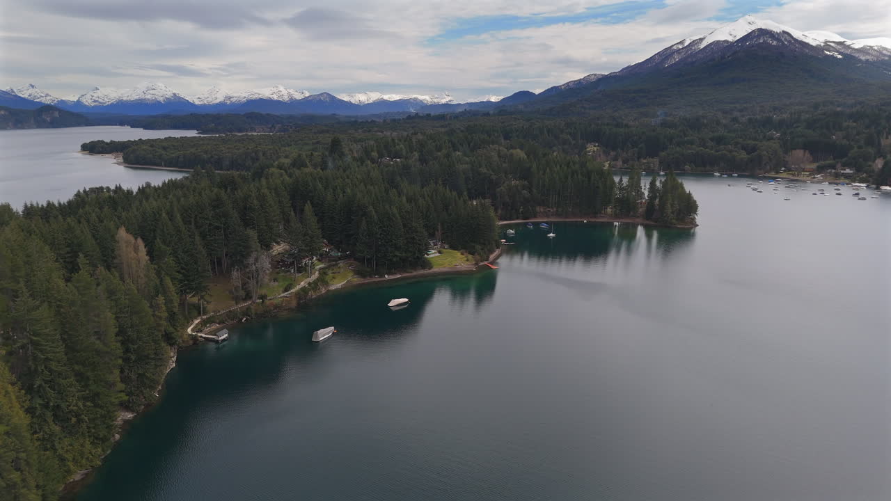 hermoso movimiento panorámico de drones sobre la famosa isla de puerto manzano, argentina.