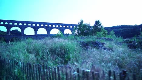 puente histórico como una tubería de agua con hermosos arcos de piedra