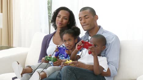 Familia-Afroamericana-Jugando-Videojuegos-En-Casa