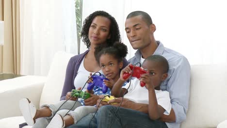 familia afroamericana jugando videojuegos en casa