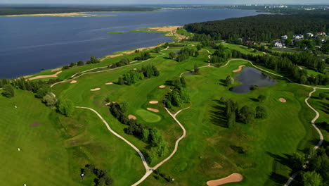 Vista-Aérea-Panorámica-Sobre-Las-Hermosas-Praderas-Verdes-Del-Club-De-Golf-Ozo-En-Riga