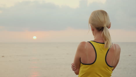 Mujer-Fitness-Se-Encuentra-Con-El-Amanecer-Sobre-El-Mar-Temprano-En-La-Mañana-Comienza-Un-Nuevo-Día