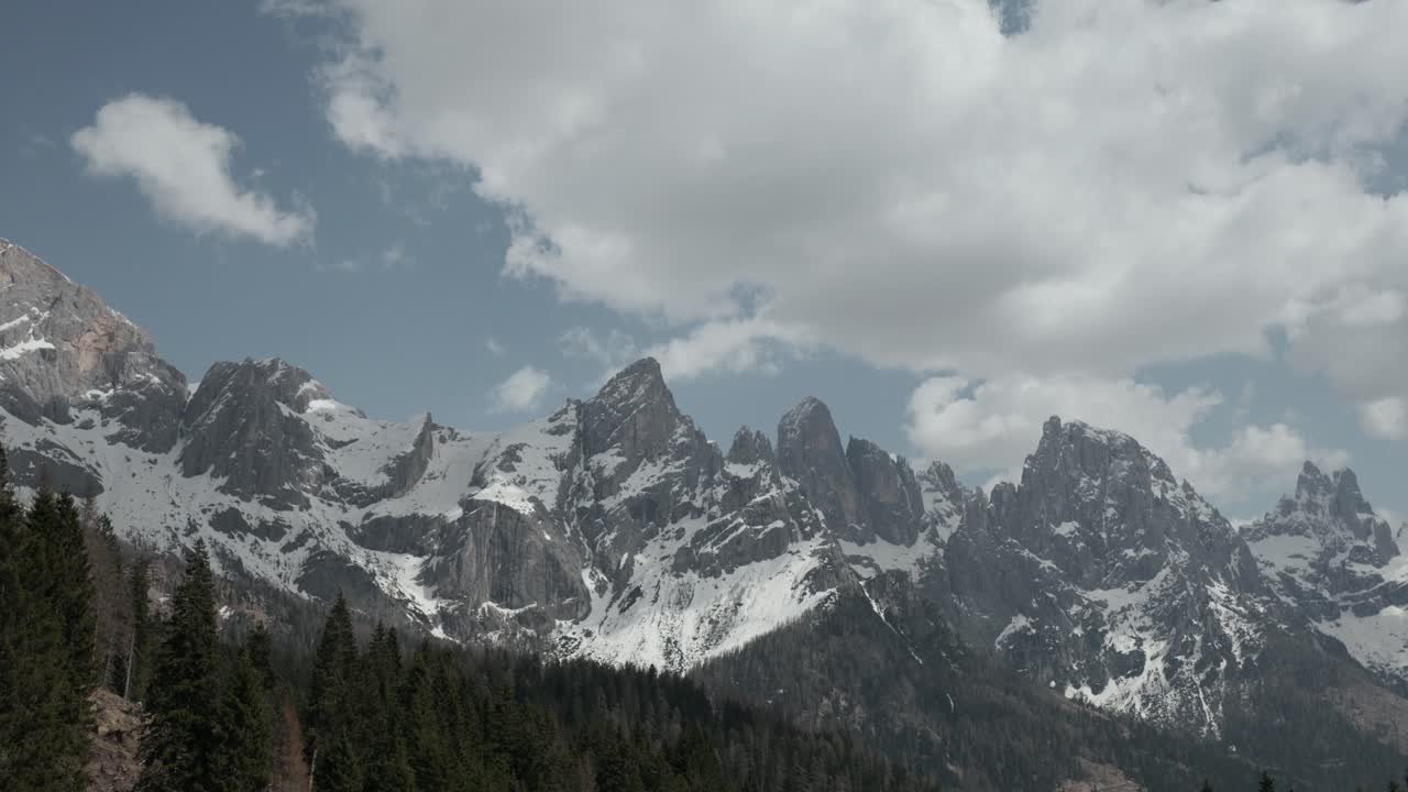 cimas escarpadas de nieve de las montañas dolomitas en el noreste de italia