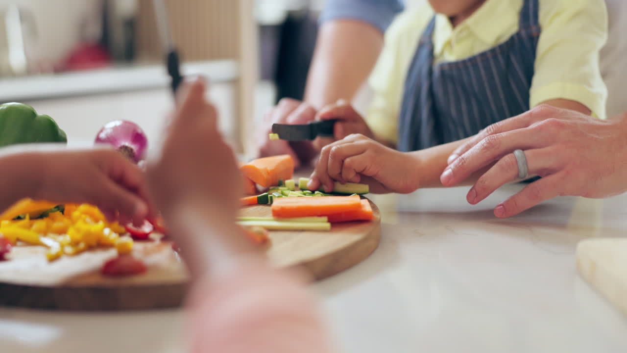 manos, corte y verduras para la comida en la cocina
