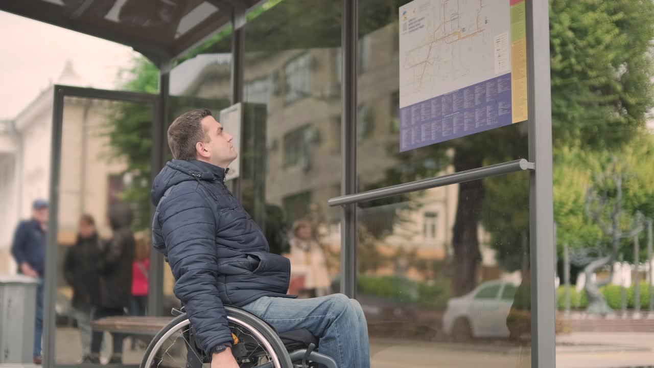 persona con discapacidad física que espera un transporte urbano con una rampa accesible
