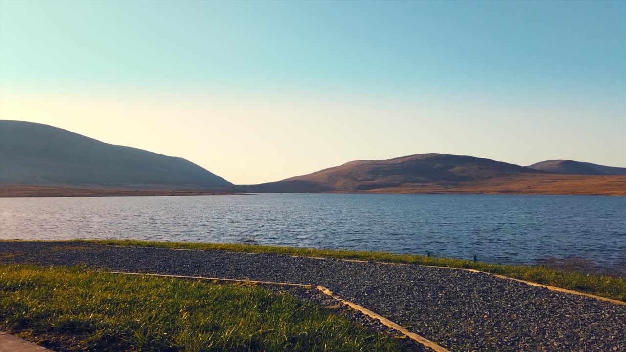 embalse del valle silencioso en las montañas mourne, condado de down en irlanda del norte
