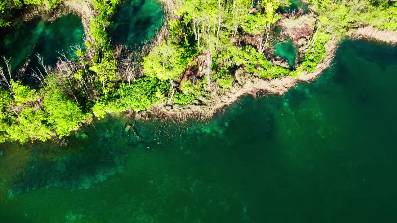 lagos verde esmeralda de plitvive en croacia, revelación de arial tilt-up