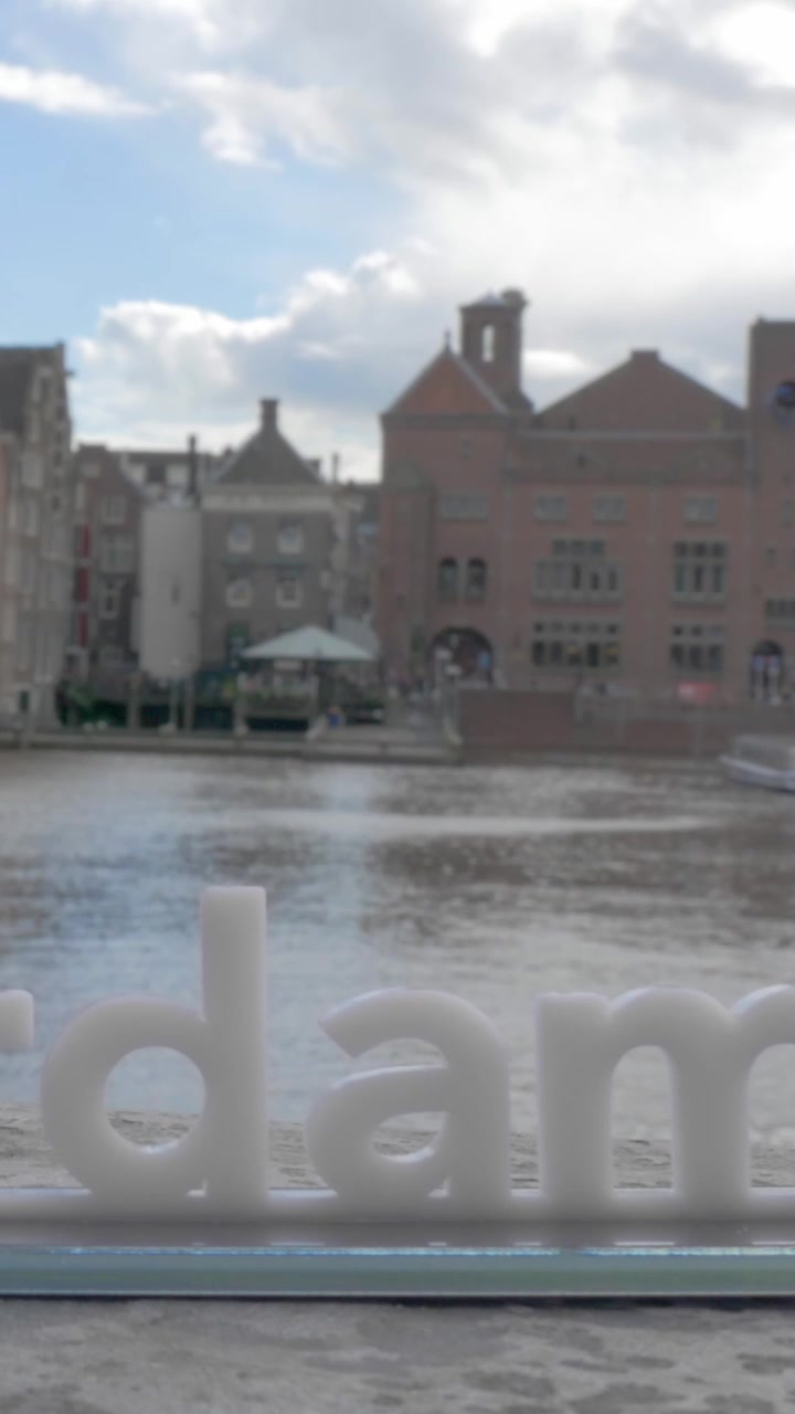 Slogan 'I amsterdam' su sfondo urbano, Paesi Bassi
