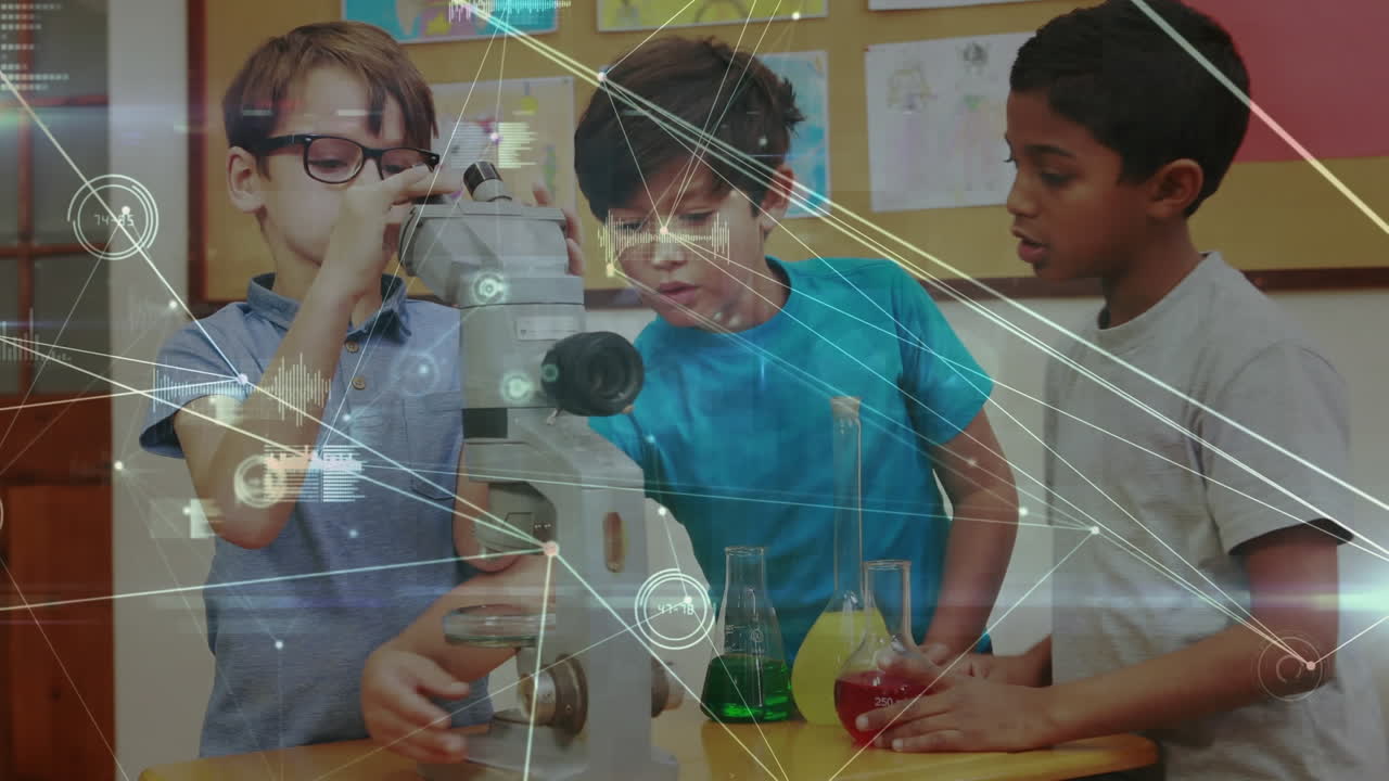 수업에서 현미경을 사용하여 학교 소년들에 대한 연결 네트워크와 함께 데이터 처리의 애니메이션