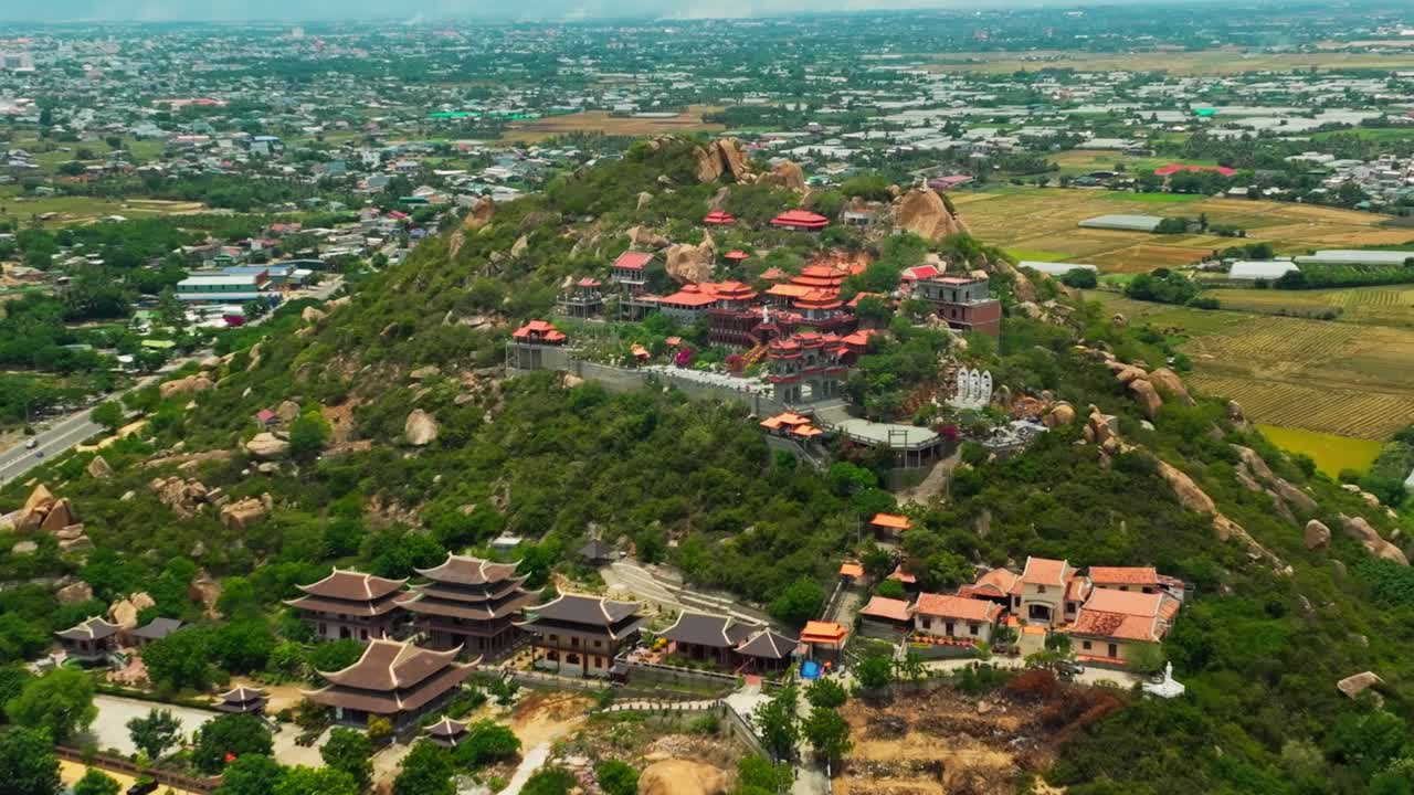 vista de avión no tripulado de la antigua pagoda de trung son en la montaña de trung son - ciudad de phan rang, provincia de nguyen thuan, vietnam central