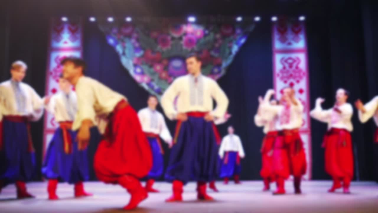 Ukrayna ulusal dansları. Odak dışı. Ağır çekim.