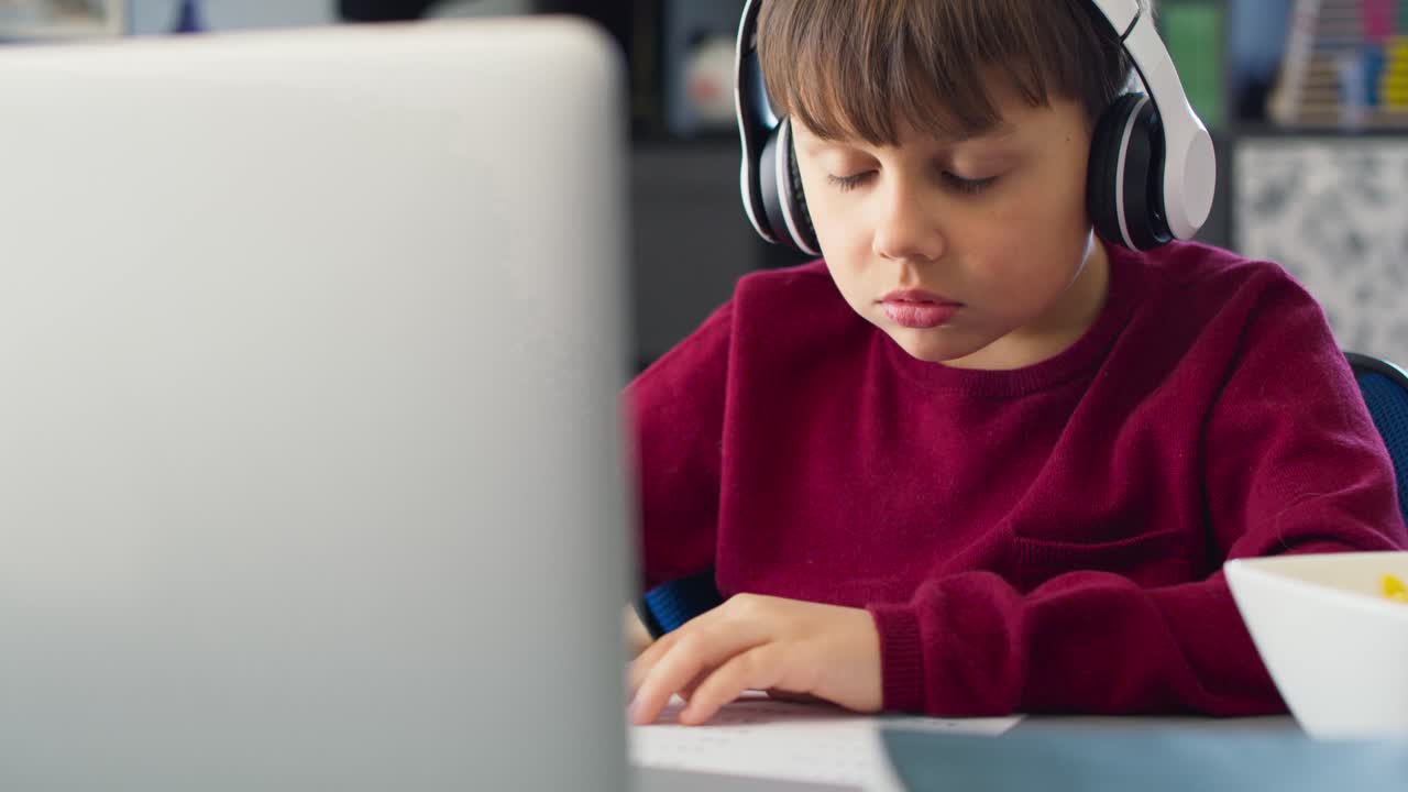 seguimiento de video de un niño concentrado mientras estudia en casa