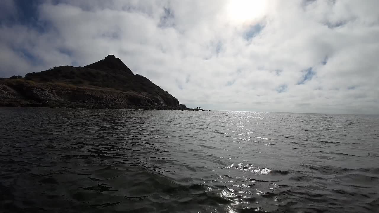 어두운 환경에서 바다로 낮은 고도에서 촬영된 공중 드론