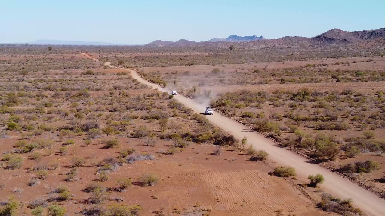 tomada de un avión no tripulado de las colinas en las cordilleras de flinders, australia al amanecer