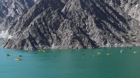 4k:-Lapso-De-Tiempo-De-Kayak-De-Hatta,-Vista-Increíble-De-Kayak-En-El-Lago-De-Hatta,-Región-De-Enclave-De-Montañas-De-Dubai,-Emiratos-árabes-Unidos,-Imágenes-De-Invierno-De-Hiperlapso