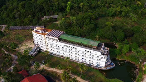 Barco-Fantasma-De-Crucero-Abandonado-De-Koh-Chang-En-La-Laguna-De-La-Selva-Pantanosa