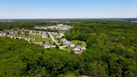 drone mostrando el área de norton shores de muskegon en michigan, ee.uu.