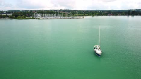 Segelboote-Auf-Dem-Blauen-Plattensee-In-Ungarn-Im-Sommer