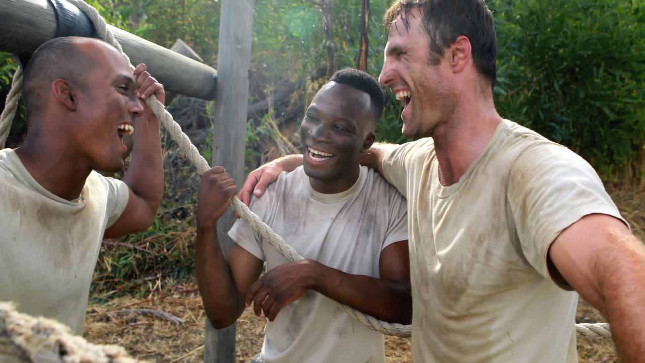 hombres en forma interactuando entre sí durante el ejercicio de entrenamiento en forma