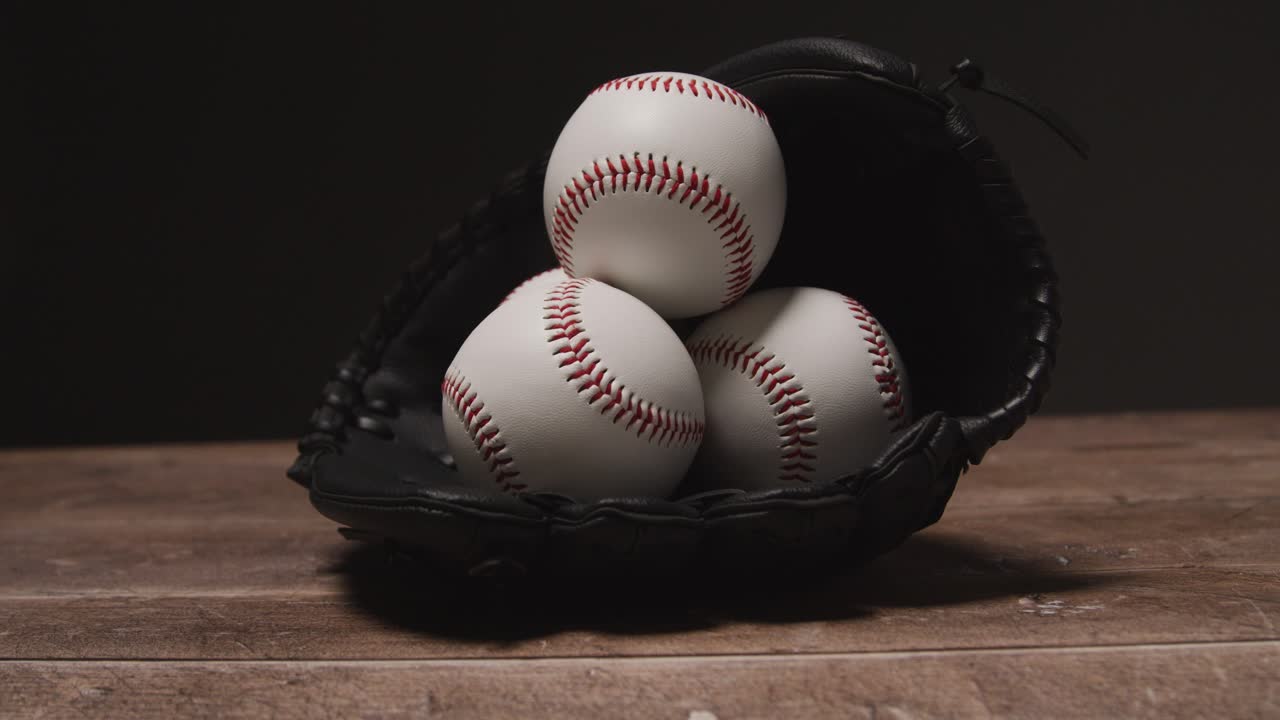 클로즈업 스튜디오 야구: 캐처에서 공과 함께 여전히 생명 나무 바닥에 손바닥 3