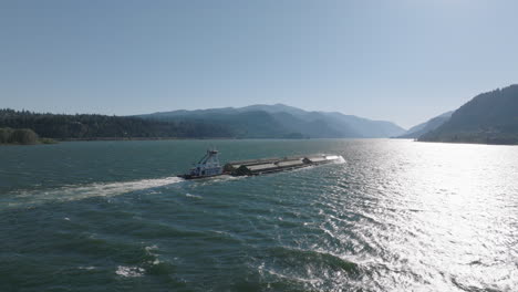 Drohnenantenne-Eines-Lastkahns,-Der-Die-Schlucht-Des-Columbia-River-Hinunterfährt-1