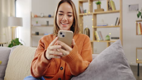 Mujer,-Teléfono-Y-Videollamada-En-El-Sofá-De-Casa