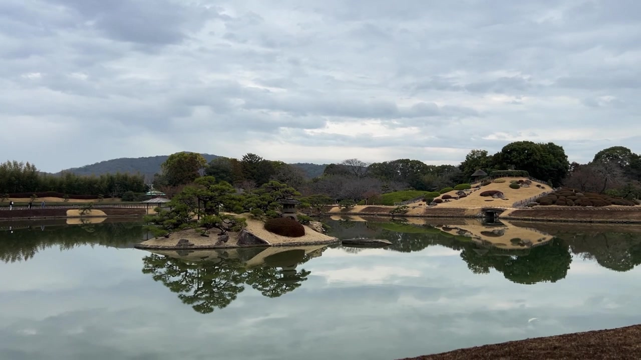 Japanin Okayaman Korakuen-puutarhan maisema ja veden heijastus