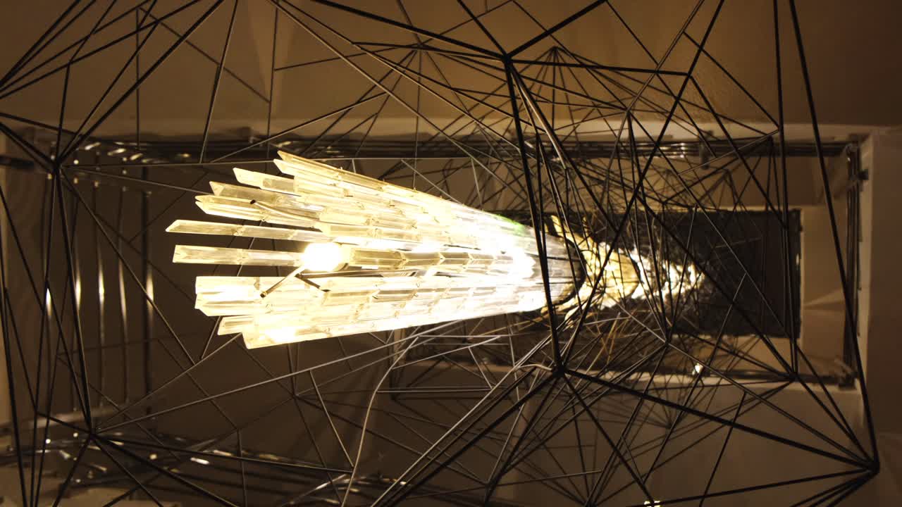 기하학적 계단 안의 현대 들리어