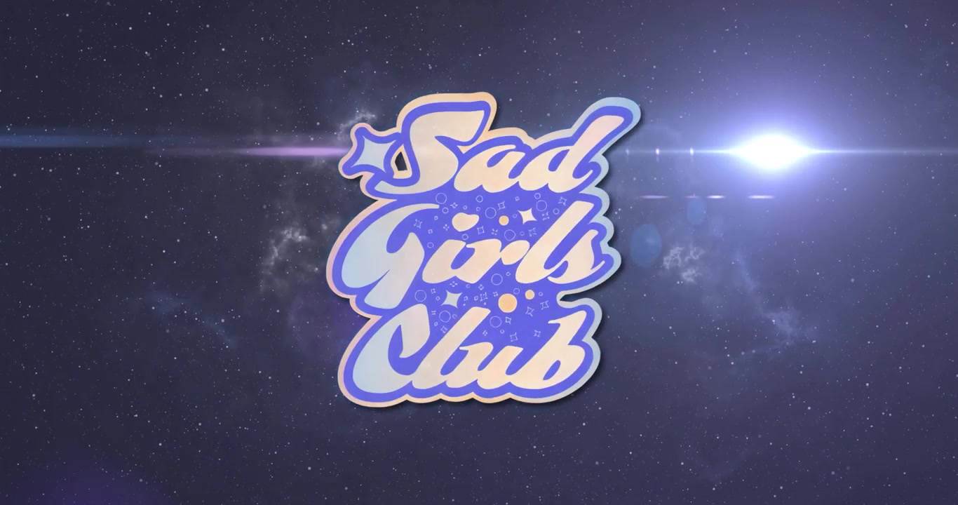 Bagliore dell'obiettivo che sale da sinistra, muovendosi dietro il logo di Sad Girls Club, illuminando i bordi e cambiando tonalità