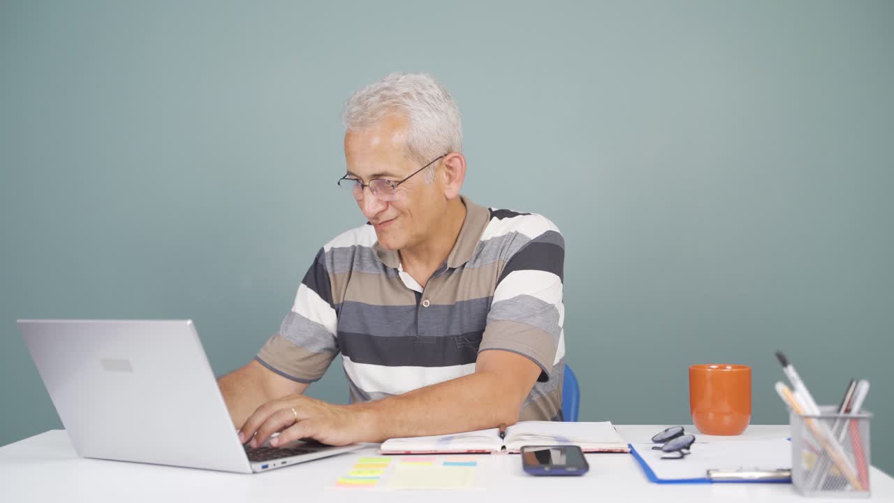 The man who can't use the application on the laptop.