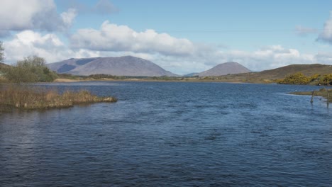 lagos y montañas en las tierras altas de irlanda