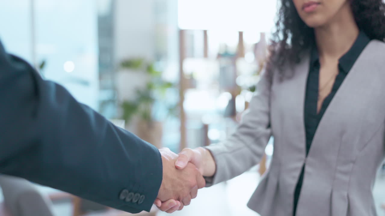 gente d'affari, stretta di mano e soldi per affare