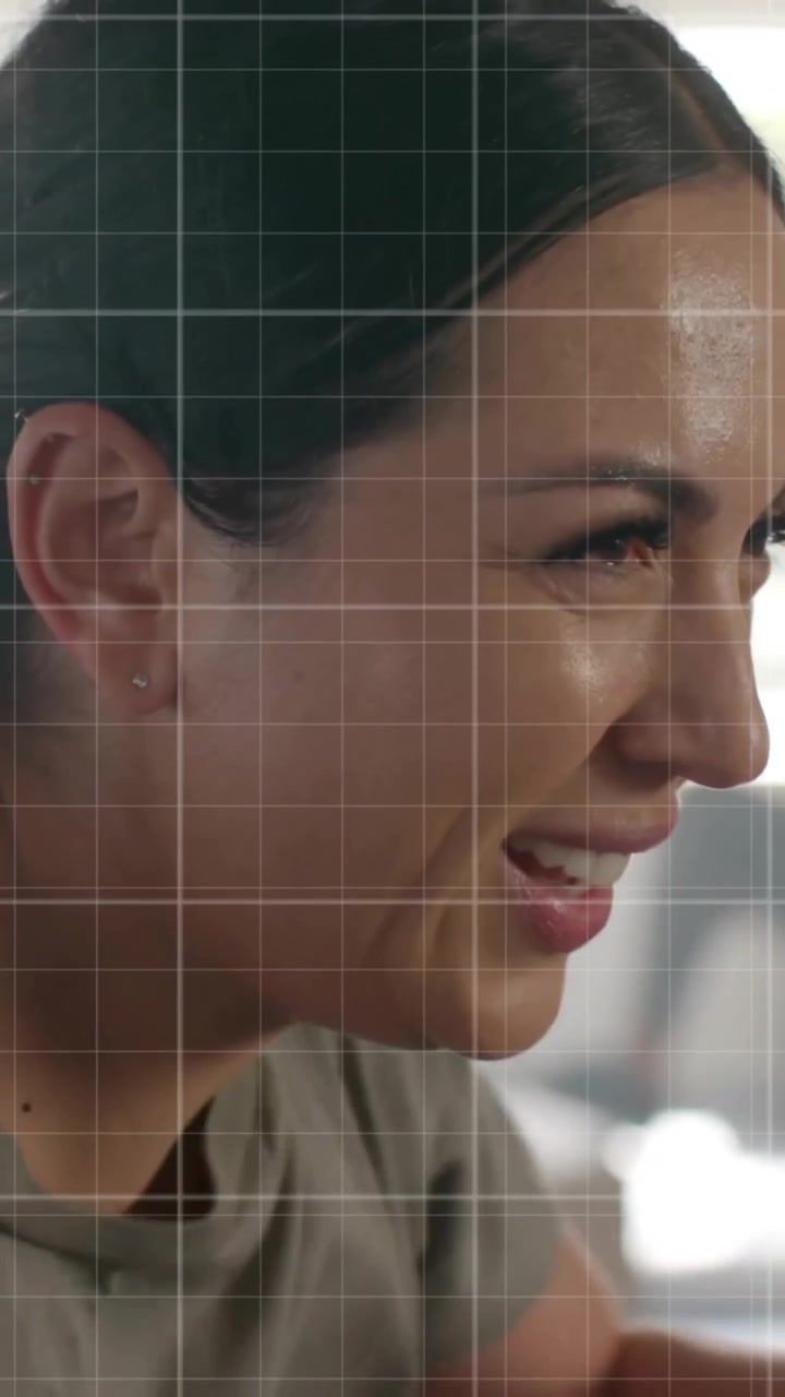 Donna sorridente che si allena con animazione di dati fitness su sfondo a griglia